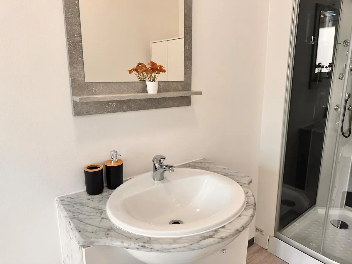 Spacious Netflix Apartment For Up To 4 People With Massage Shower Vienna Austria