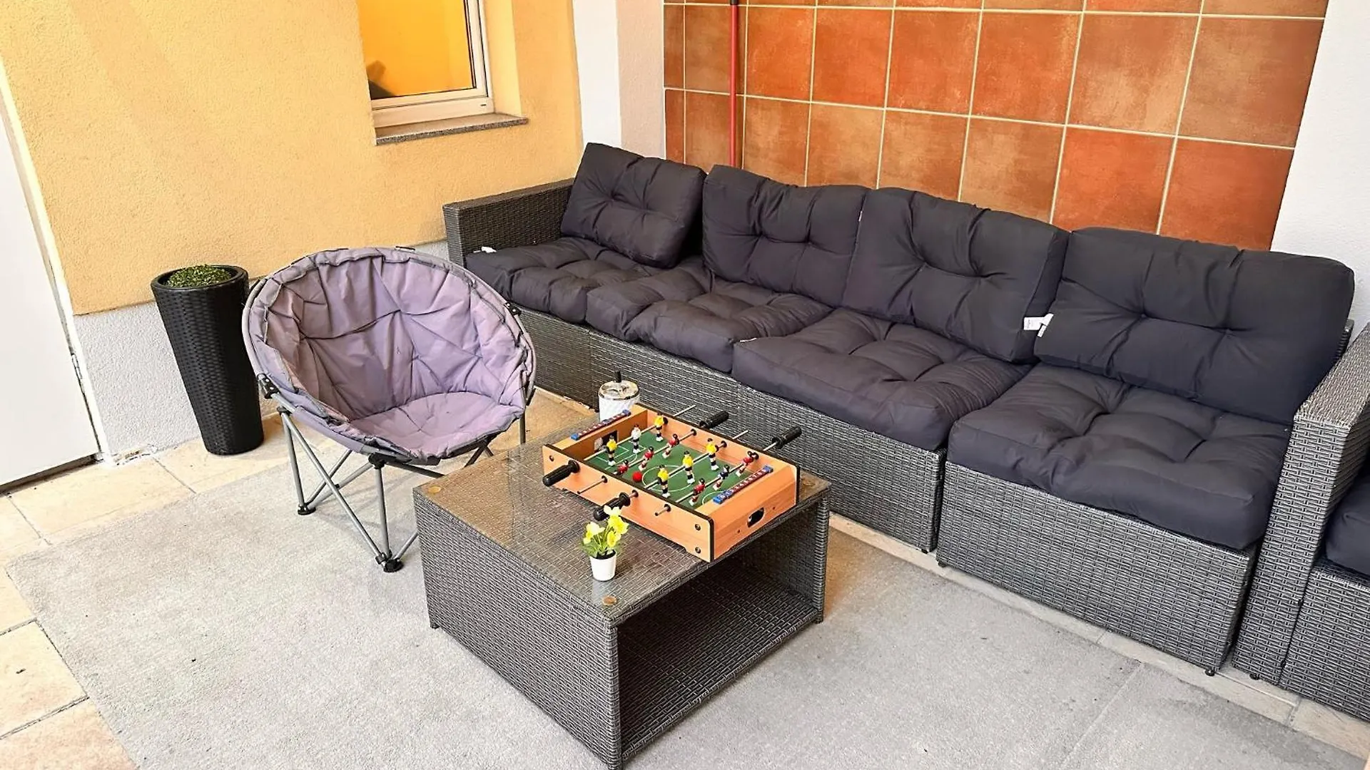 Spacious Netflix Apartment For Up To 4 People With Massage Shower Bécs